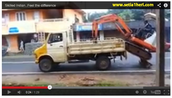 Excavator naik truk sendiri tanpa bantuan (funny video)