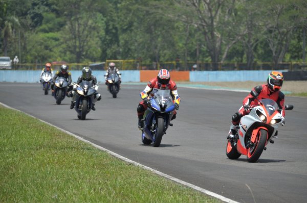 Komunitas R-Series Yamaha dalam praktek Track Day di Sentul International Circuit (2)