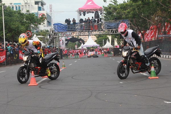 Stunt rider Honda CB150R StreetFire City Battle 2014