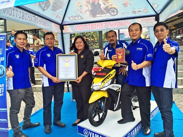 Direktur Sales PT Yamaha Indonesia Motor Manufacturing Sutarya dan management berfoto bersama dalam penyerahan simbolis Mio M3 Raih Rekor MURI