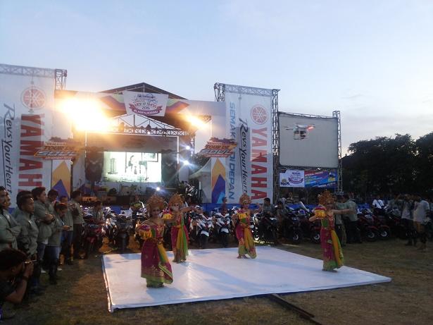 Para peserta berkumpul di venue penutupan Tour de Soul dan Yamaha Motor Show di Lapangan Lumintang Denpasar Bali