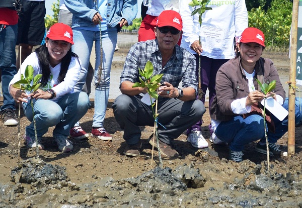 Ratusan Sahabat Satu Hati Tanam 1.000 Mangrove tahun 2015 di Bekasi(2)