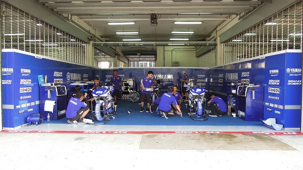 Teknisi Yamaha Factory Racing Indonesia team tengah bekerja di paddock sirkuit Sepang