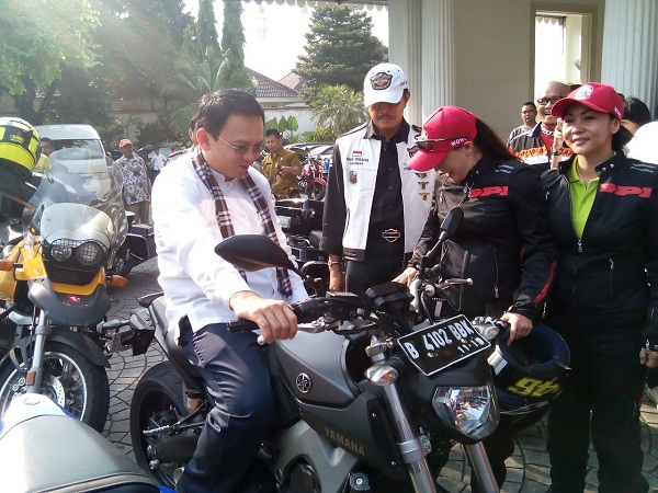 Gubernur DKI Jakarta Bapak Basuki Tjahaja Purnama di Balai Kota naik Yamaha MT-09 yang digunakan dalam touring 7 Srikandi Women on Wheels Indonesia dari Jakarta ke Lombok