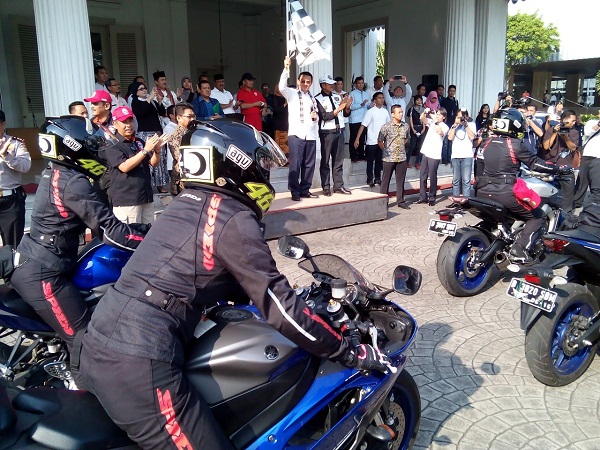 Pelepasan 7 Srikandi peserta touring Women on Wheels naik motor Yamaha oleh Gubernur DKI Jakarta Bapak Basuki Tjahaja Purnama di Balai Kota (2)