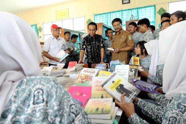 Peringatan Hari Buku Nasional oleh AHM dan Sahabat Satu Hati tahun 2015 (3)