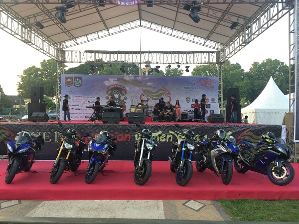 Tujuh motor besar Yamaha MT09 - YZF-R6 - YZF-R25 yang ditunggangi 7 Srikandi Women on Wheels Indonesia turing Jakarta ke Lombok