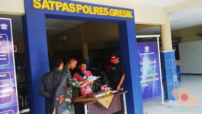 petugas informasi pengurusan SIM di satlantas polres gresik 2015