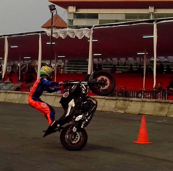 Wawan Tembong menggunakan Yamaha MT-25 yang membawanya jadi jawara Kejuaraan Inteernational Freestyle ASEAN Stunt Day (1)