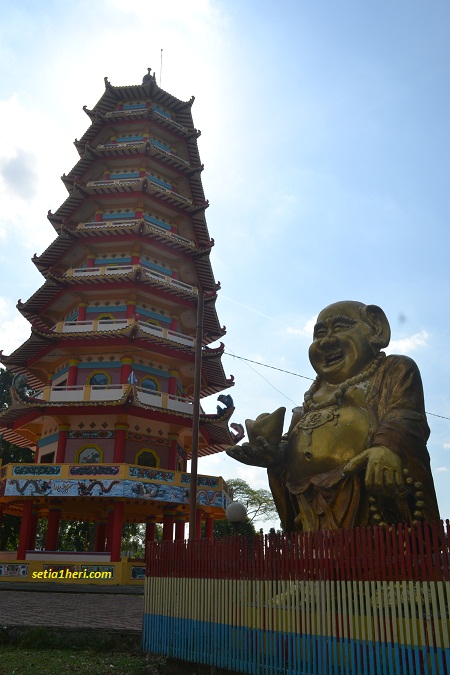 patung buda tersenyum di dekat pagoda pulau kemaro palembang