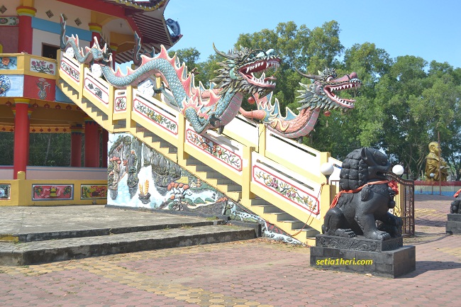patung naga di pagoda pulau kemaro palembang