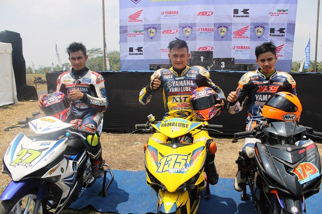 Tiga rider Yamaha dengan MX King naik podium di race 1 seri 4 kelas 150cc Kejurnas Balap Motor di sirkuit Bukit Peusar tasikmalaya