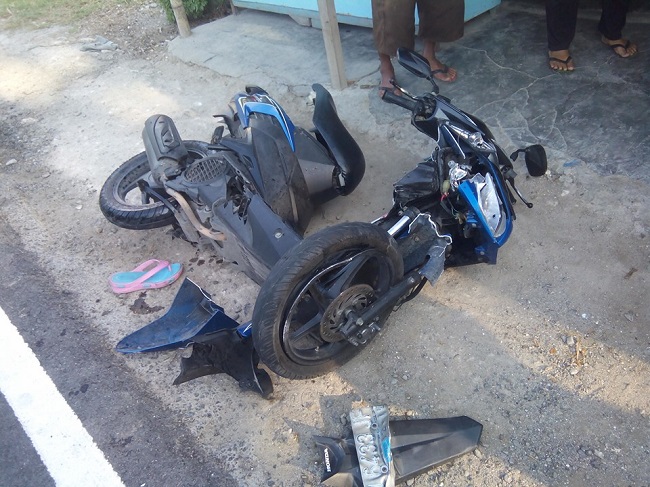 sepeda motor vario nopol E6433JF korban kecelakaan di sambogunung dukun gresik november 2015