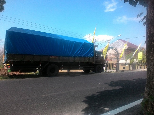 truk yang diduga melindas motor vario warga babakbawo dukun gresik november 2015