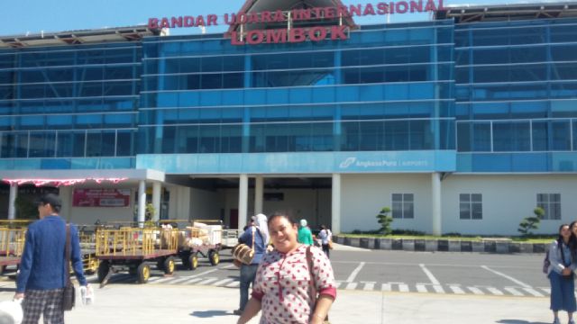 Nebi Agustina di depan Bandara Internasional Lombok tahun 2014
