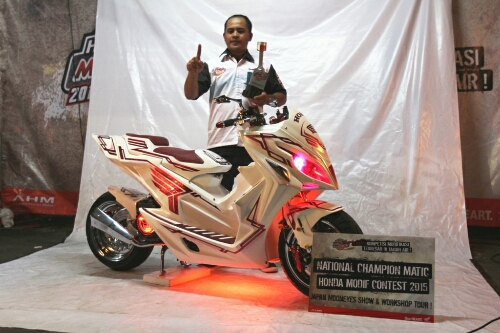 Pemenang HMC Andre Wiguna dari kelas Matic National Champion (Vario 2007)