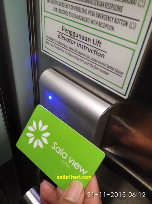cara naik lift dengan kunci hotel berbentuk kartu ATM