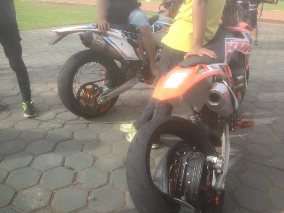 motor KTM Supermoto ambrol velg jari-jarinya di balapan Brigif Bandung 23 Januari 2016