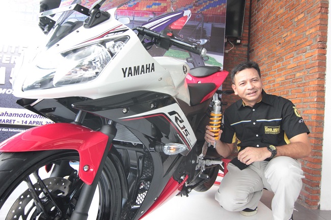 Eddy Saputra - Direktur PT Sena Autopart Indonesia (distributor resmi Ohlins di Indonesia) dengan YZF-R15 Supernova White dan suspensi Ohlins