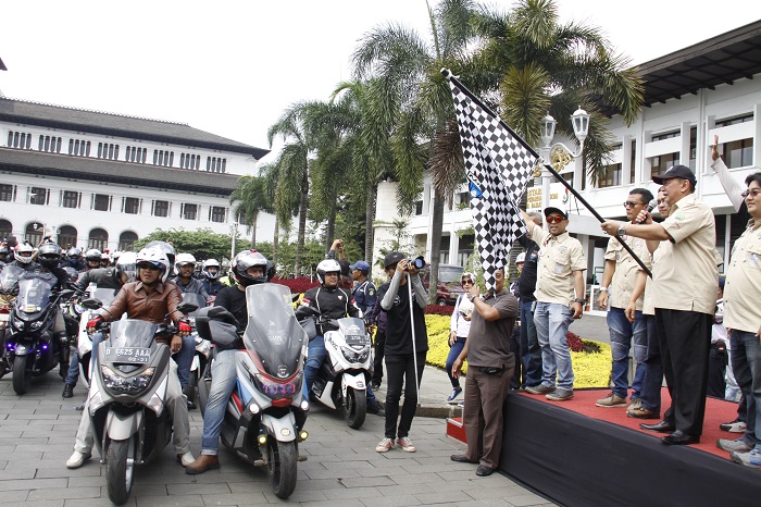 Wakil Gubernur Provinsi Jawa Barat Deddy Mizwar melepas rombongan city rolling NMAX di Jamnas pertama Indonesia Max Owners (IMO) dan Ultah pertama Bandung Nmax Community (BNC)