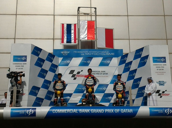 ebalap binaan AHM, Andi Gilang (tengah) dan Gerry Salim (kanan) berhasil naik podium setelah menempati posisi pertama dan ketiga race kedua ATC 2016 seri Qatar (19-203)