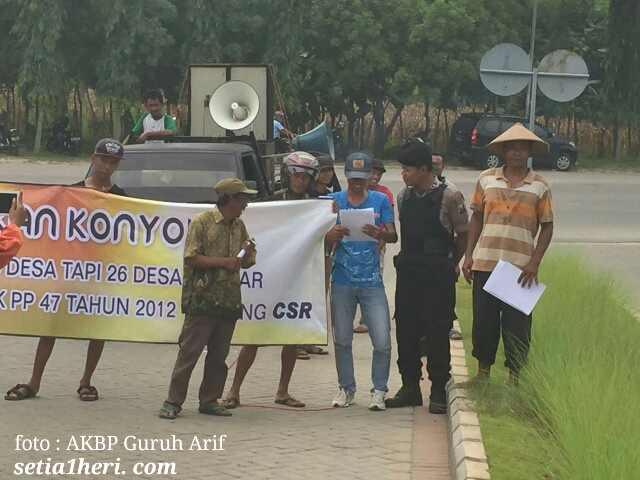 foto demo LSM ABDUL di PT Semen Indonesia yang dijaga oleh polisi Brigda Abdul Qodir