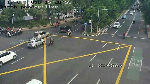 markah kotak kuning atau Yellow Box Junction di Kota Surabaya tahun 2016