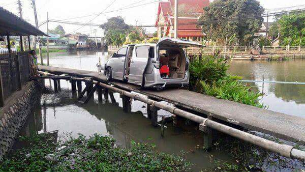 mobil Toyota Vellfire hampir kecebur sungai karena percaya gps di Malaysia~01