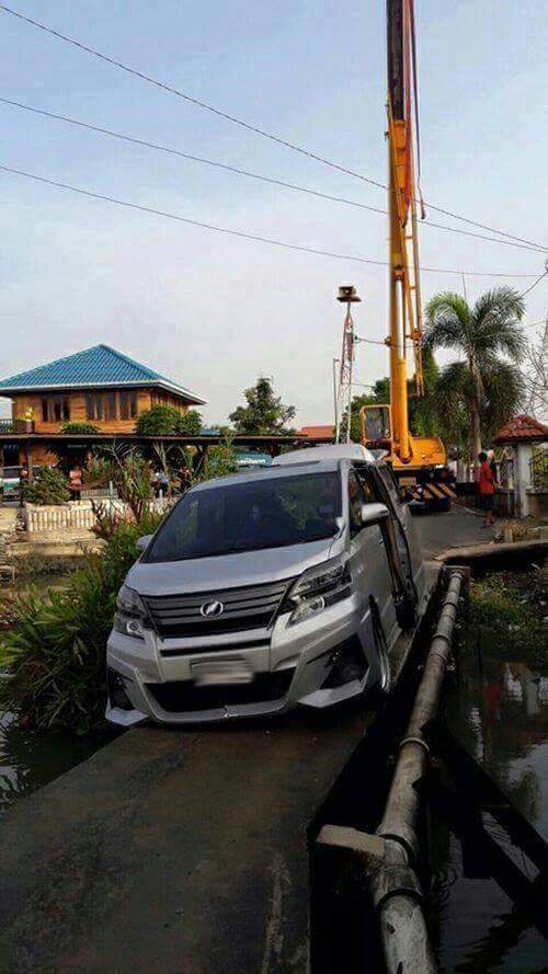 mobil mewah Toyota Vellfire hampir kecebur sungai karena percaya gps waze online di Malaysia~01