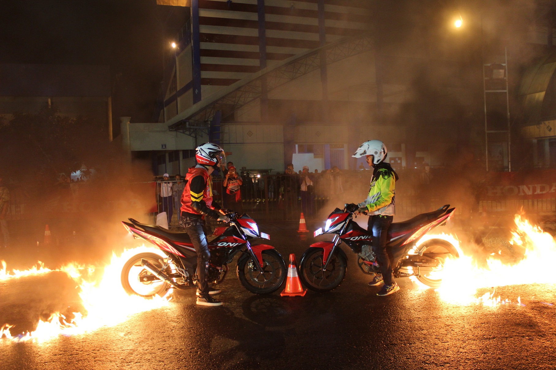 Dj Al Ghazali melakukan burn out di Honda Sonic Infastion Malang 2016