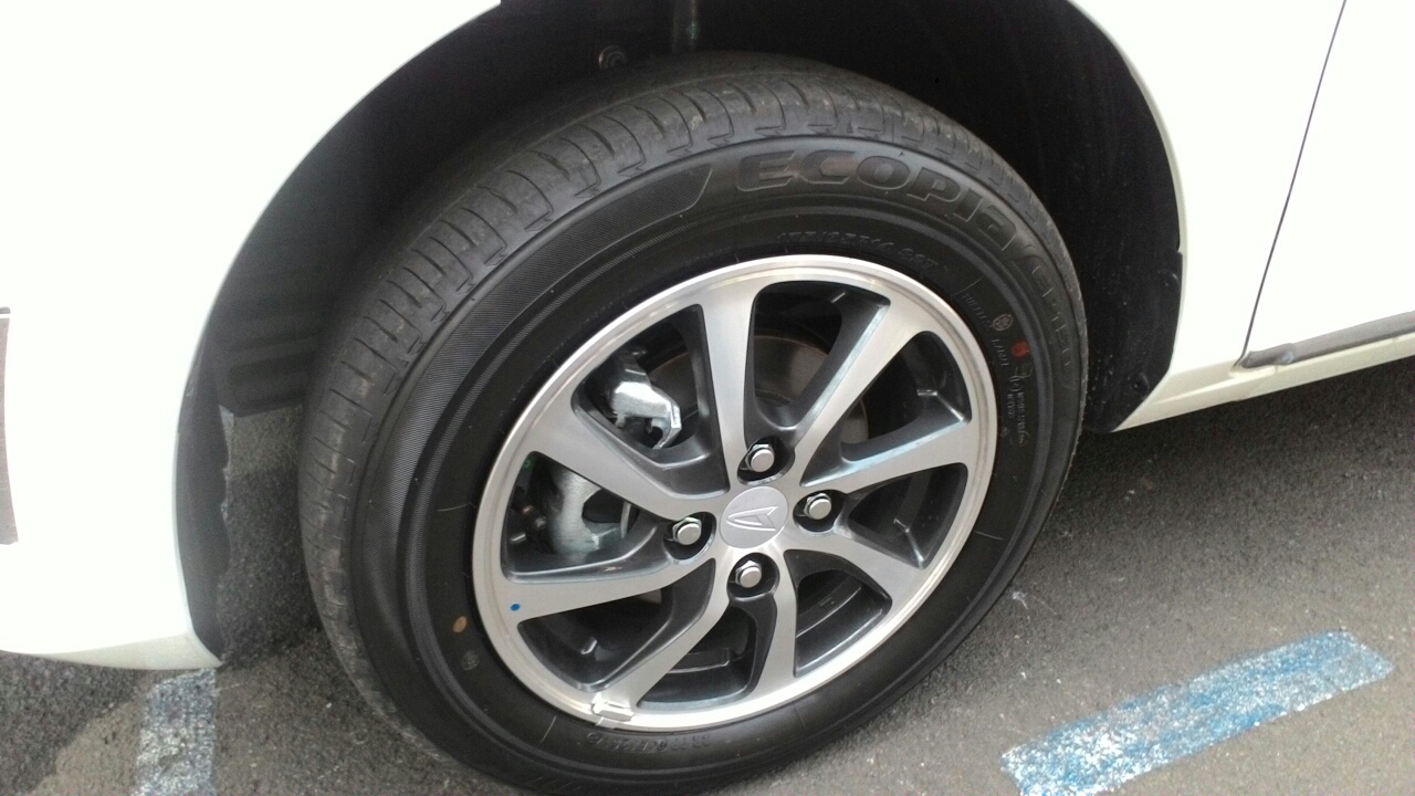 Gambar Detail Ban Depan Daihatsu Sigra Tipe R MT Deluxe Warna Putih