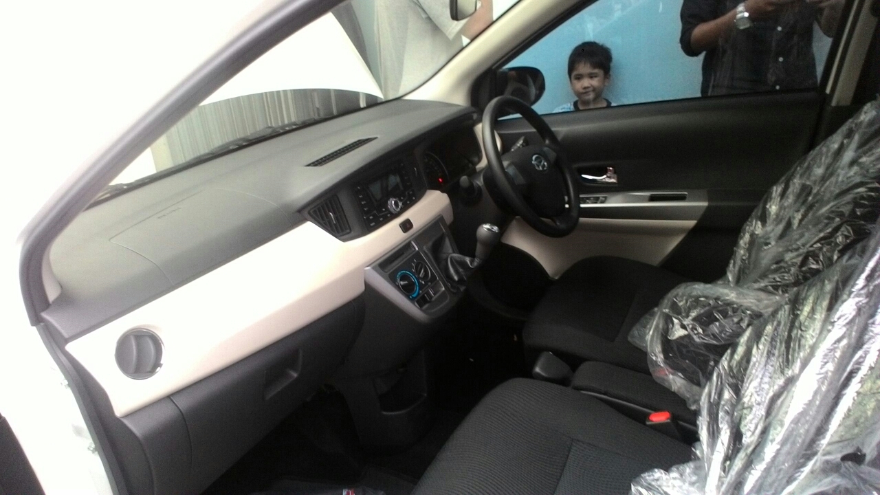 Gambar Detail Dashboard Daihatsu Sigra Tipe R MT Deluxe Warna Putih