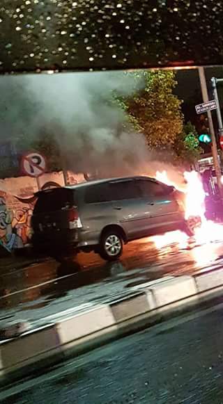 mobil-innova-terbakar-9-oktober-2016-di-marvel-city-ngagel-surabaya