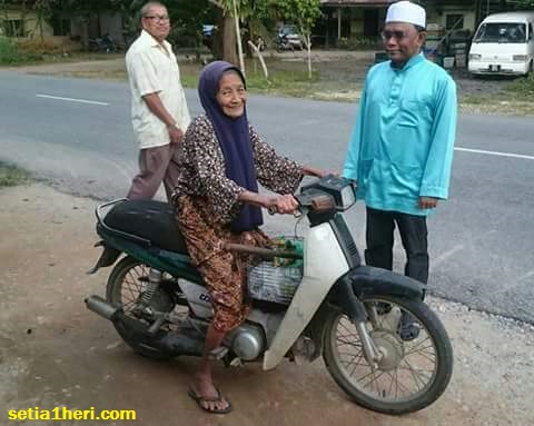 nenek-tua-bungkuk-naik-motor-sendiri-di-malaysia