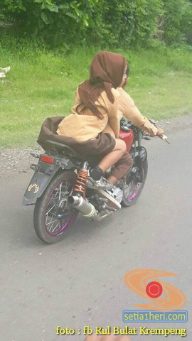 Anak SD pacaran dengan berboncengan naik motor laki ini bikin jomblower iri hati...wkwkwkwk