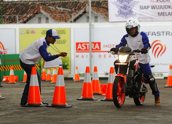 Safety Riding Centre Astra Motor Jogjakarta sedang dikunjungi wisawatan (2)