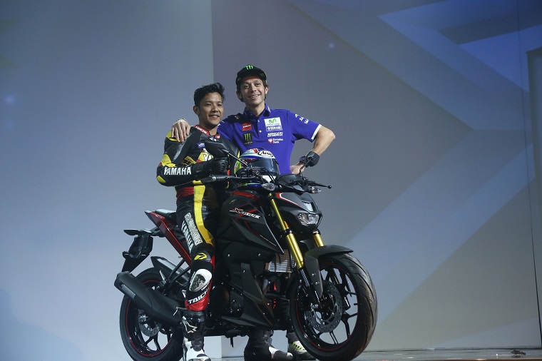 Valentino Rossi bersama pembalap Yamaha dengan Yamaha Xabre di Bali tanggal 26 Januari 2016