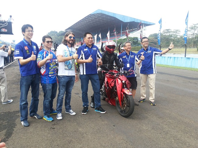 Management PT Yamaha Indonesia Motor Manufacturing (YIMM) bersama komentator MotoGP Matteo Guerinoni jelang victory lap 1.000 V-Ixion di event Yamaha Sunday Race