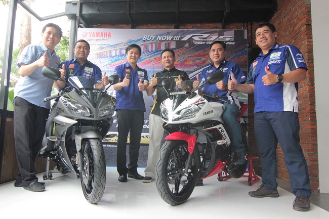 Manajemen PT Yamaha Indonesia Motor Manufacturing (YIMM) dalam press conference YZF-R15 Ohlins Special Edition & YZF-R15 Color Change (tampak YZF-R15 Speed Grey & YZF-R15 Supernova White)