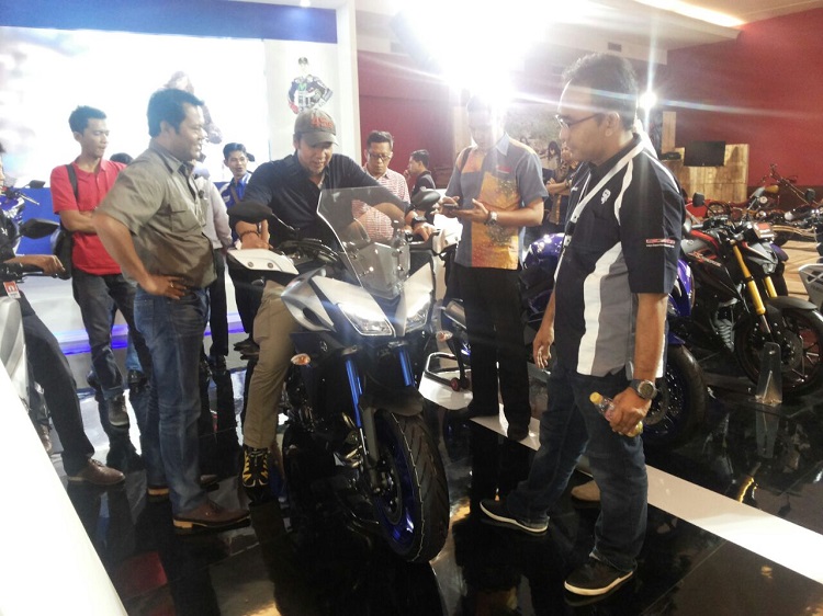 Yamaha MT-09 Tracer di booth Yamaha di Indonesia International Motor Show (IIMS) 2016 (4)