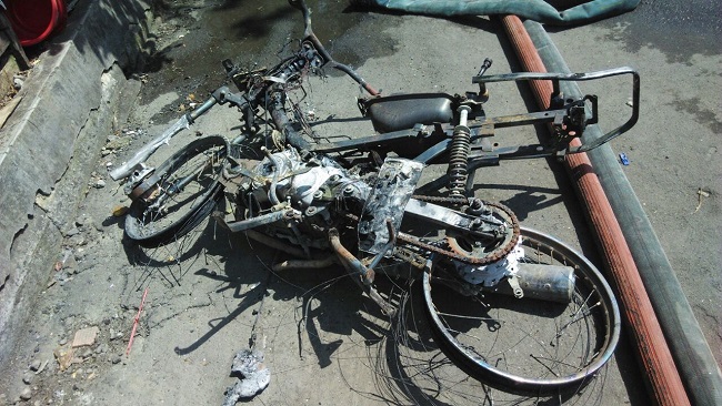 foto motor supra terbakar akibat konsleting di surabaya 25 april 2016