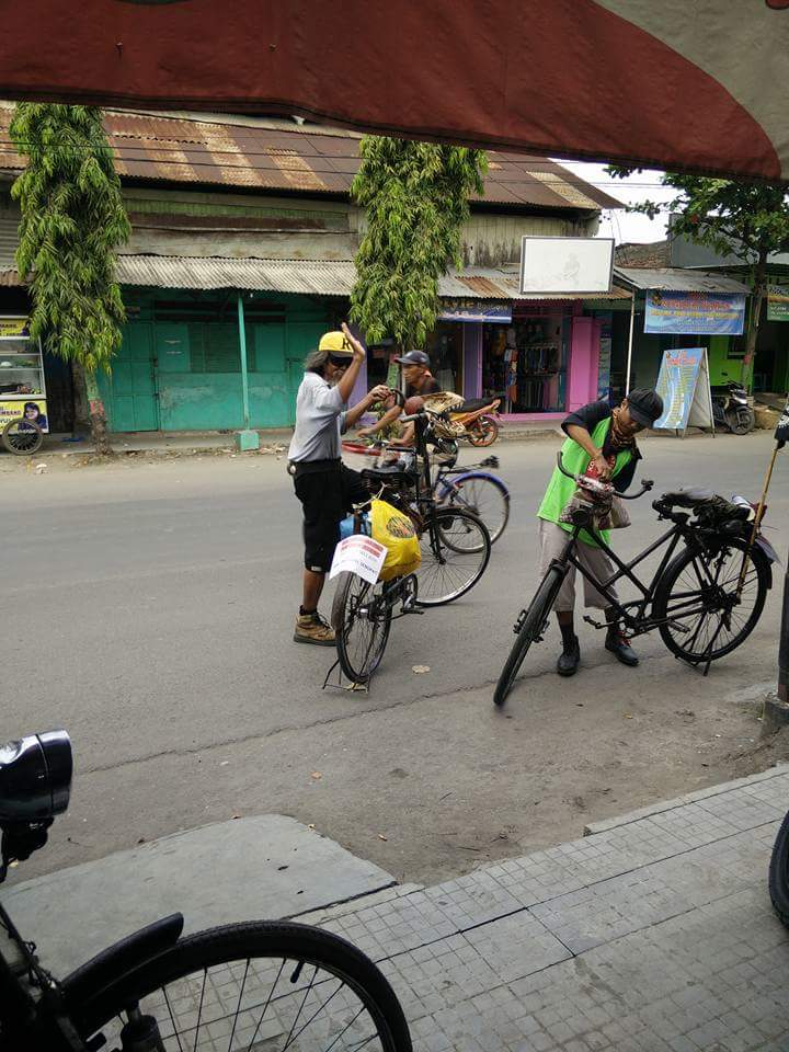 gowes sepeda tua dari Tuban menuju Bandung dalam rangka kongres sepeda tua tahun 2016~01