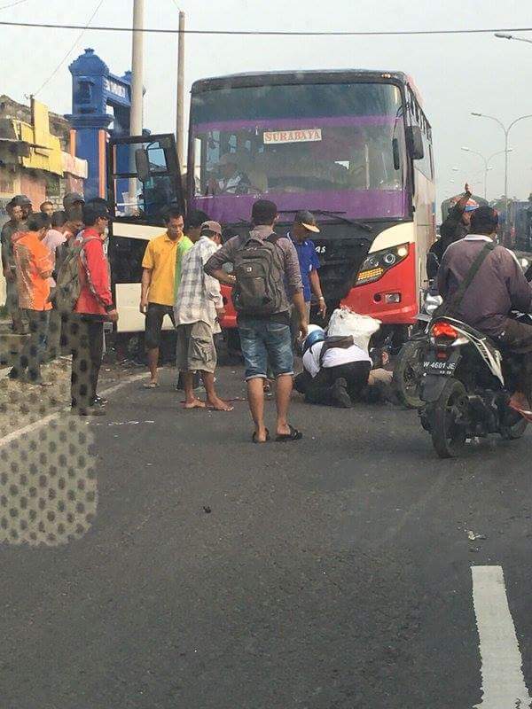 ilustrasi kecelakaan bus karena sopir melawan arus di duduk sampeyan Gresik Jawa timur