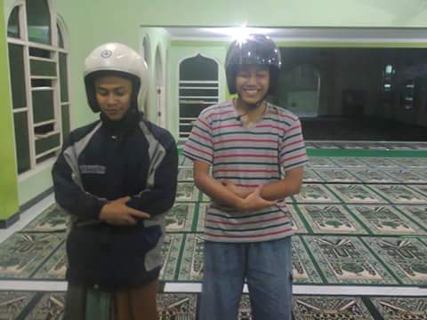 alay sholat memakai helm tahun 2016