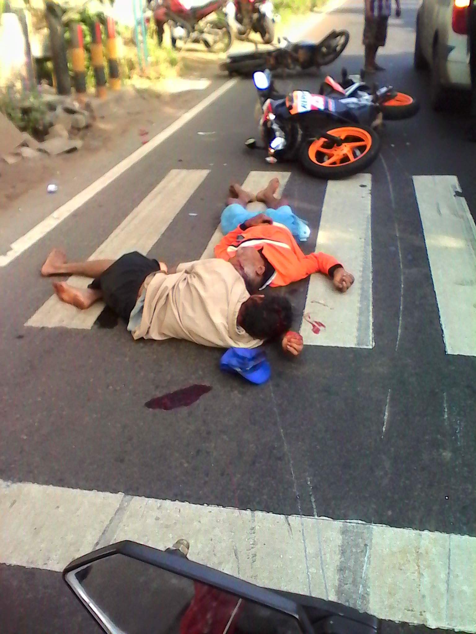 kecelakaan motor honda repsol CBR dengan bebek di perum tasikmadu tuban 23 Juli 2016