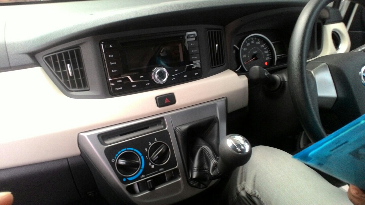 Gambar detail kemudi Daihatsu Sigra Tipe R MT Deluxe warna putih (kasta tertinggi)