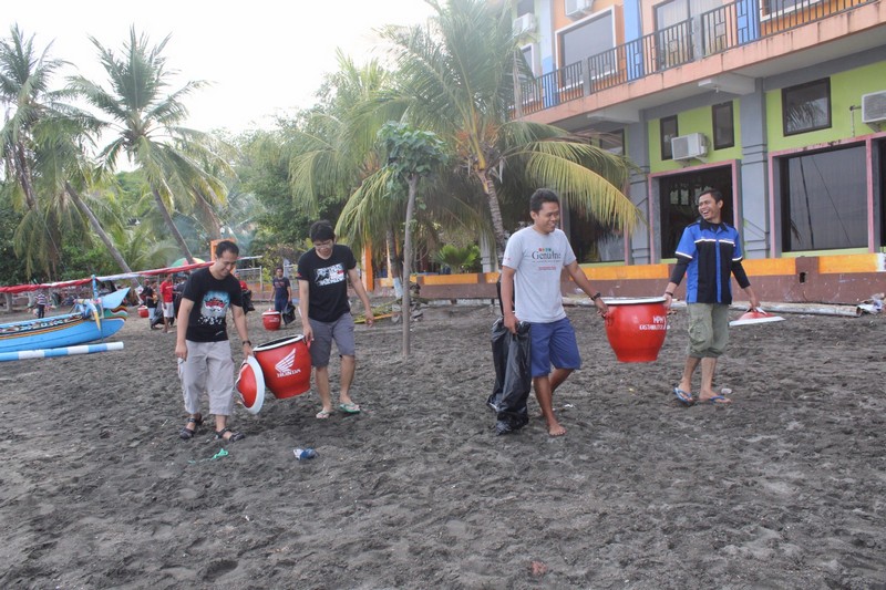 blogger-jatimotoblog-bersih2-pantai-pasir-putih-situbondo-bersama-mpm-honda-jatim-tahun-2016-5
