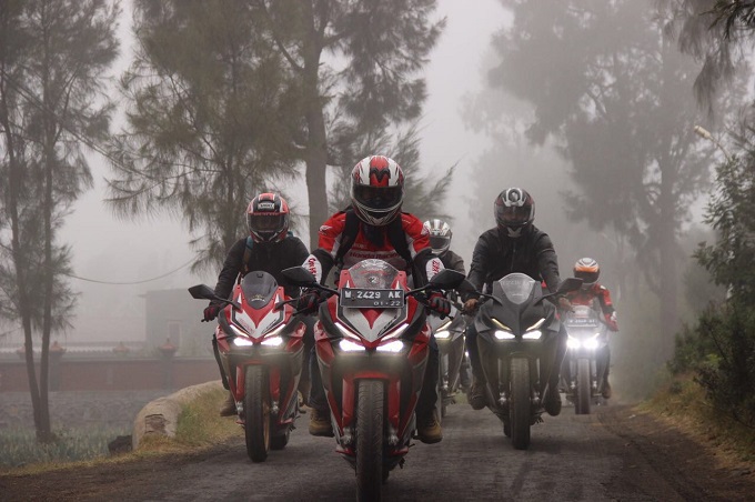 Biker Honda CBR250RR di Jawa Timur ngegass Race To Bromo tahun 2017 (3)