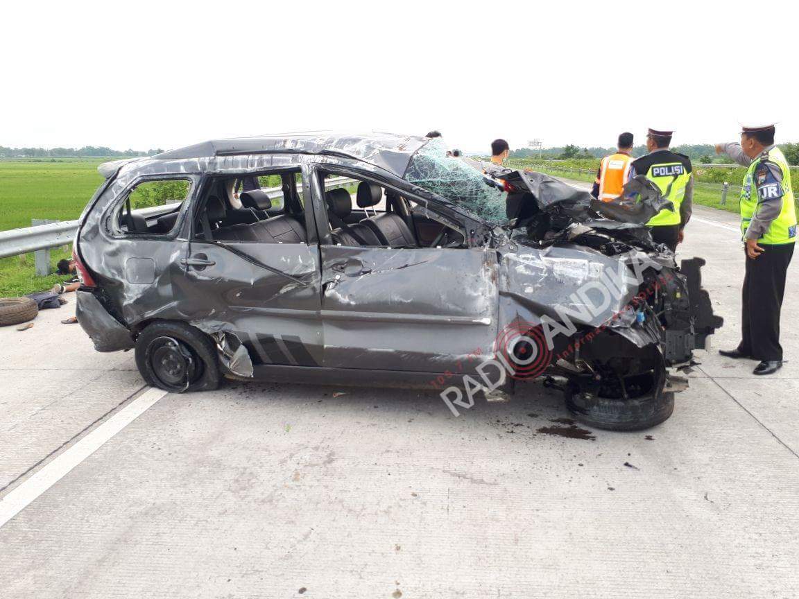 kecelakaan maut mobil xenia di tol jombang tanggal 03 Pebruari 2018