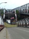 Jembatan Widang, Babat ambrol, ada 3 truk dan 1 sepeda motor terjun ke sungai Bengawan Solo.